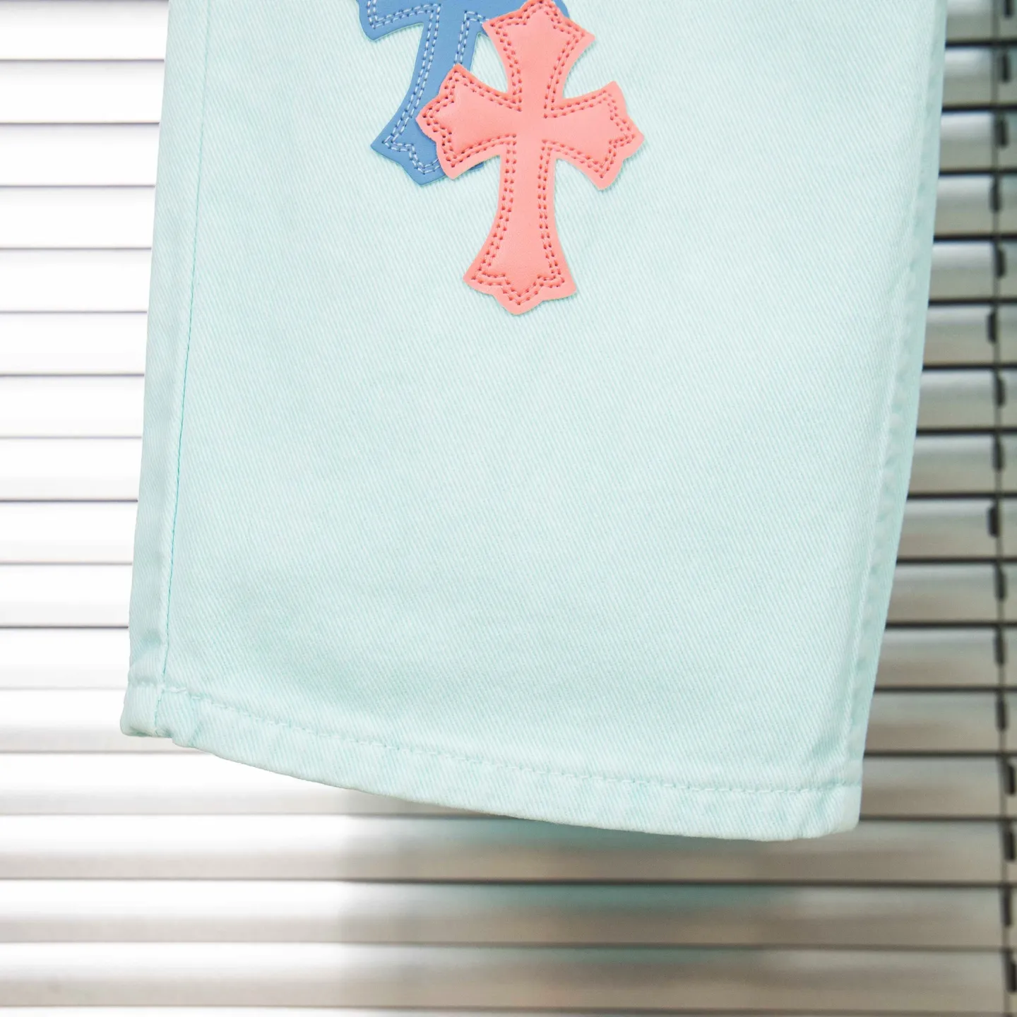 P240 (high version, running quantity) Chrome Hearts light blue blue pants, pink and blue patchwork leather couple's best friend jeans. CH jeans need to be washed and then disassembled and hand-made with sheepskin cross leather and then spliced ​​to complete. The whole process is not clear. The patchwork cross pattern is embellished, and the high-waisted washed jeans! ! Absolutely high-end luxury products, god-level single products and super popular products, made with top heavy industry, a must-see magic weapon. Customized hardware. The fabric is thick and soft after washing. It has good breathability. Customized small leather label. Unique design. The details are simple and elegant, and the workmanship is exquisite. The entire trousers are neatly routed and the details are in place! It’s so cool that both men and women can easily control the genderless trend! Style number: 1817# Color: Picture color Size: 28 30 32 34 36